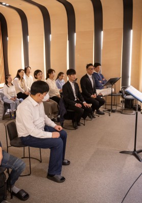 시각장애인 단원으로 구성된 ‘물빛소리 합창단’ 단원들이 연습이  매일 예주랑 호라이어스 홀에서 이루어지고 있습니다.예주랑 호라이어스홀에서 연습하는 물빛소리합창단 단원들의 모습이'KBS 사랑의 가족' 프로그램에 나왔습니다.출처 : KBS 사랑의 가족 3007회(영상 속 10분 35초~)사단법인 예주랑 예술원은장애인을 위한 후원 및 매년 장애인 음악콩쿨을 개최하고 있습니다.많은 관심 부탁드립니다.감사합니다.